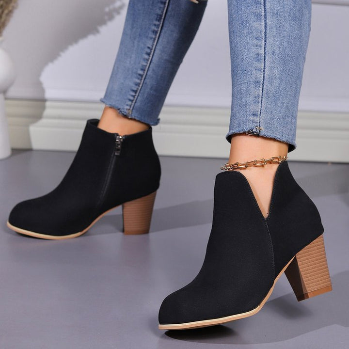 Damen Kurzstiefeletten mit V‑Ausschnitt, seitlichem Reißverschluss und robustem Blockabsatz Mune Fashion