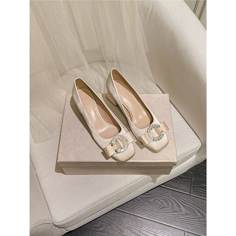 Ladies' satin ballerinas with mid-block heels, cushioned comfort insole, and sparkling bow brooch Mune Fashion