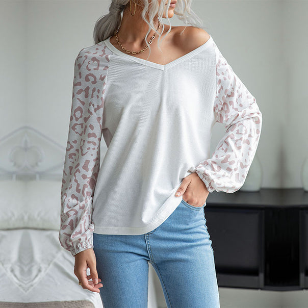 Women's fine-knit V-neck shirt with waffle structure and chiffon leopard sleeves Mune Fashion