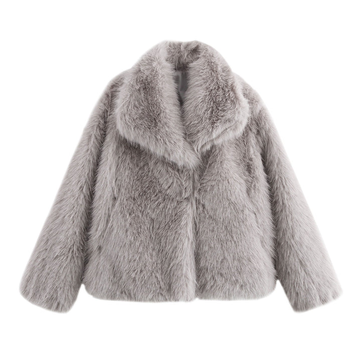 Ladies short cozy faux fur jacket with wide shawl collar, padded lining and concealed closure Mune Fashion