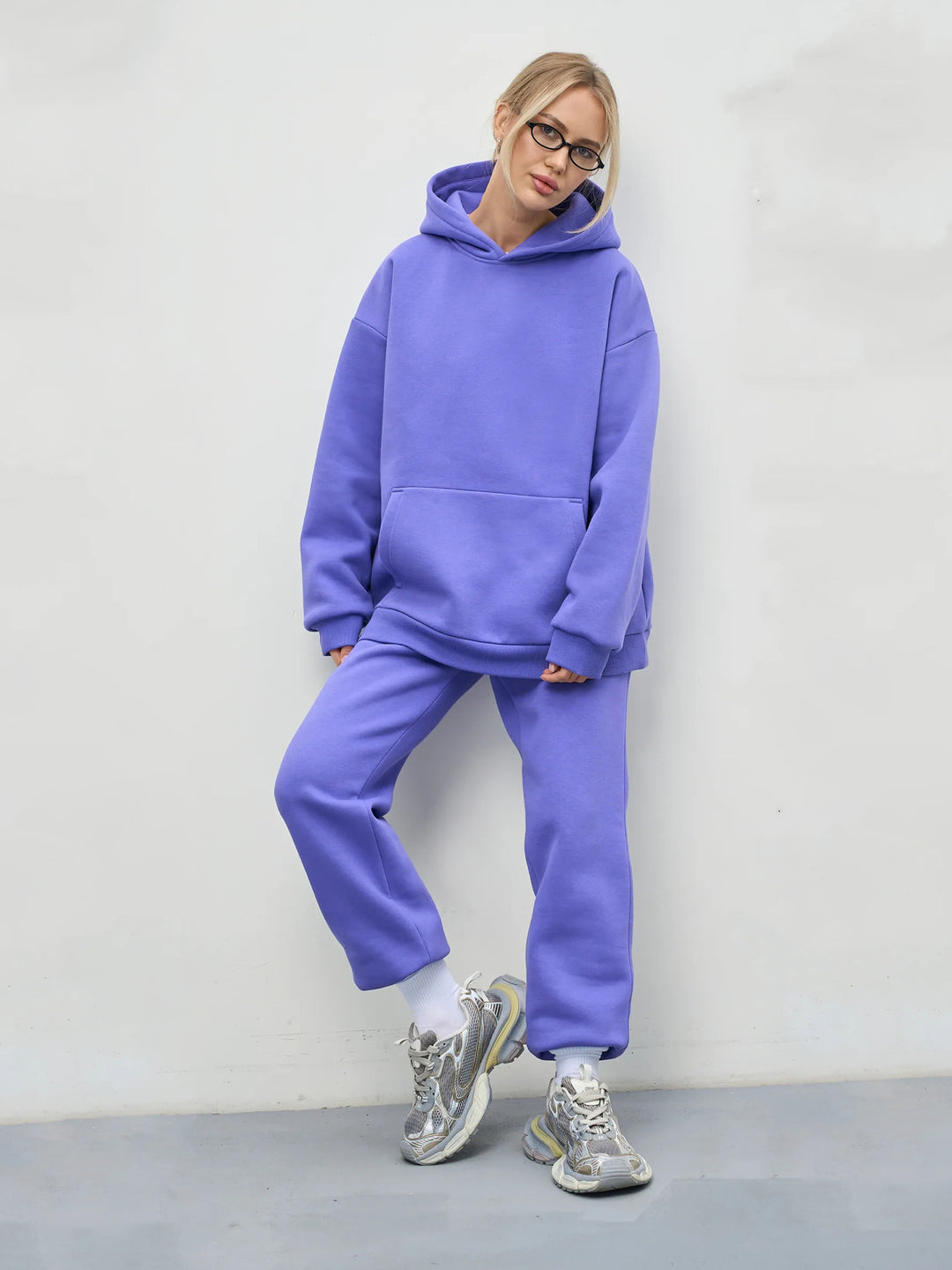 Women's oversized hoodie with kangaroo pocket and soft French terry Mune Fashion