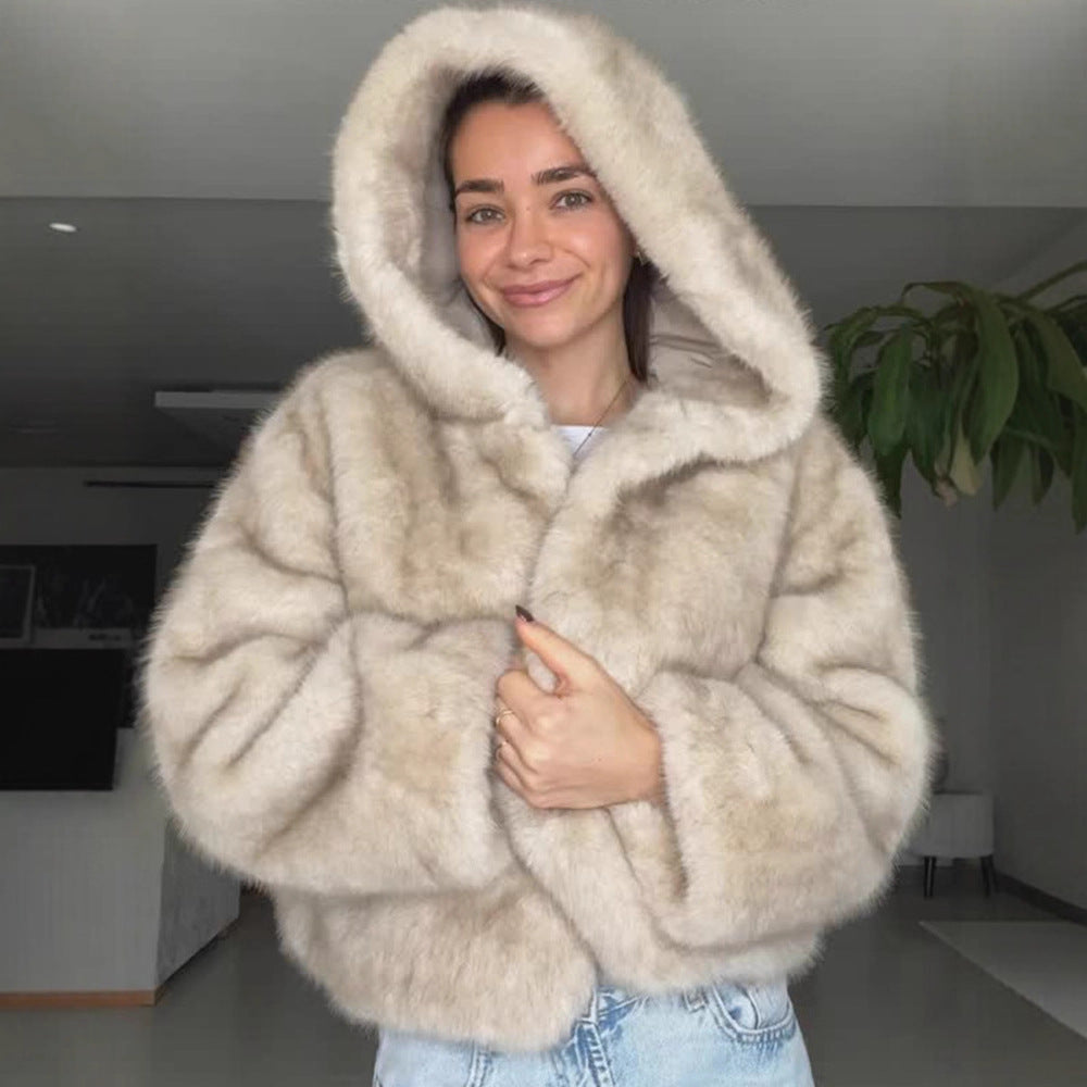 Women's hooded short jacket made of faux fur with boxy silhouette and warm padding Mune Fashion