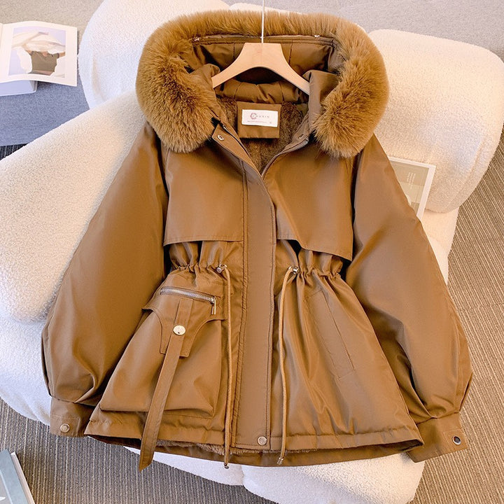 Women's short utility parka with fitted drawstring, multifunctional outer pockets and voluminous hood flap Mune Fashion