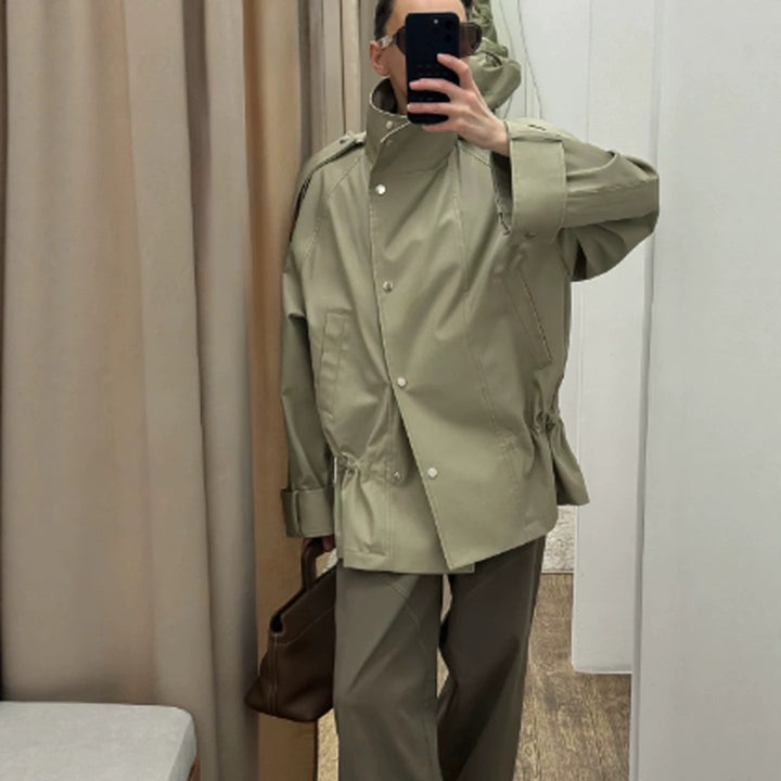 Women's short parka with high stand-up collar, shoulder flaps and adjustable drawstring Mune Fashion