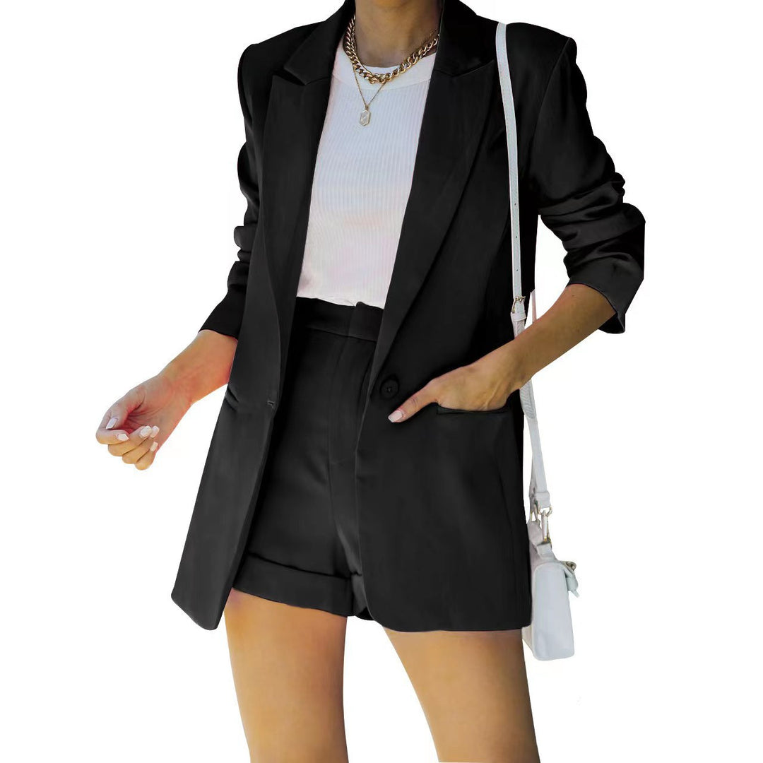 Women's form-fitting long blazer and high-waisted shorts set with dropped shoulders and patch pockets Mune Fashion