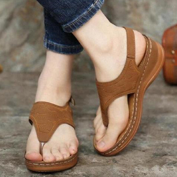 Women’s toe ring sandal with viscoelastic comfort footbed, adjustable heel strap and hand-stitched edge detail Mune Fashion