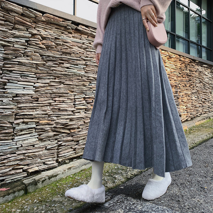Ladies Long, pleated skirt made of soft material Mune Fashion