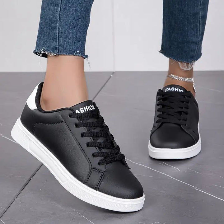 Women's nano minimalist sneakers in vegan leather look with padded comfort sole Mune Fashion