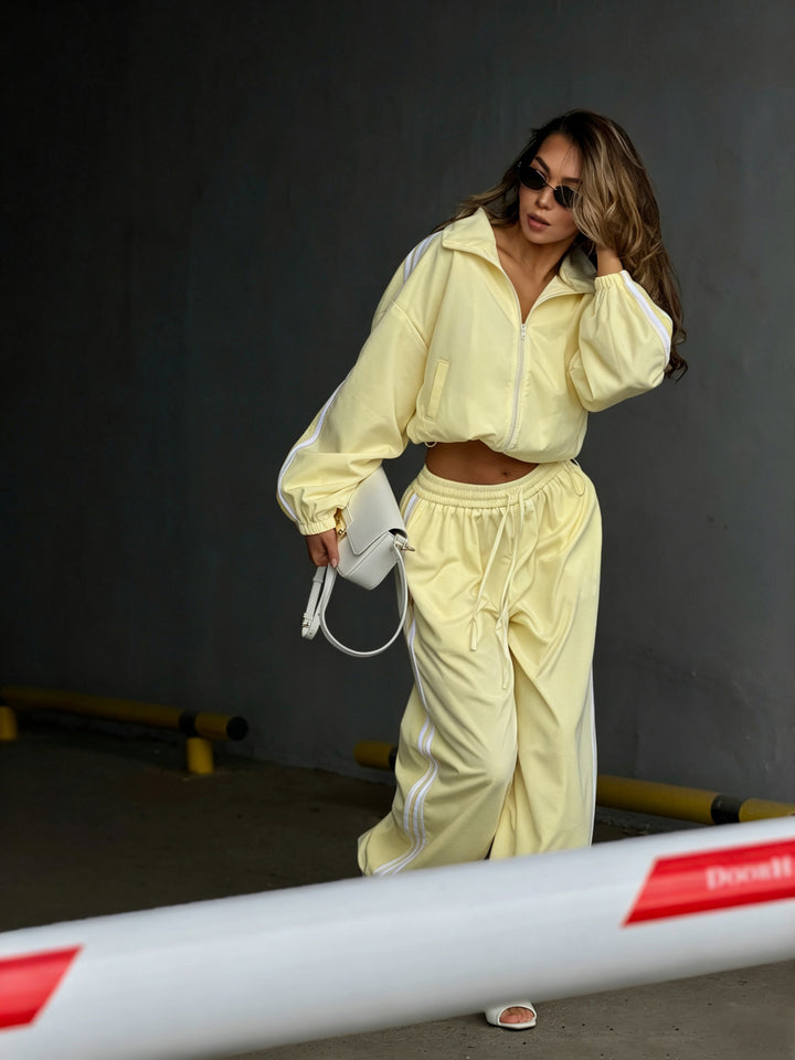 Women's oversized cropped training jacket and high-waisted jogger set with side stripes Mune Fashion