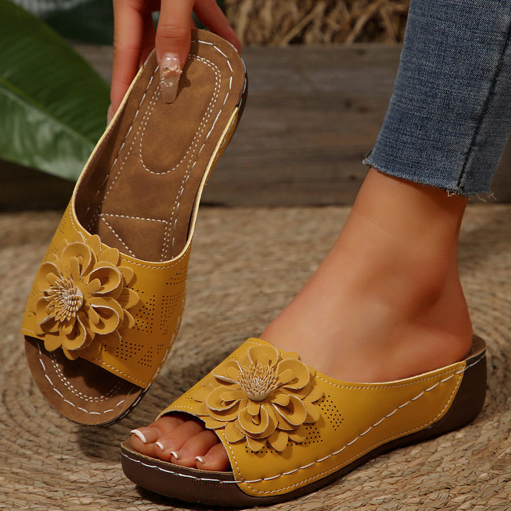 Women's comfortable slides made of synthetic leather with three-dimensional flower appliqué and ergonomic wedge sole Mune Fashion