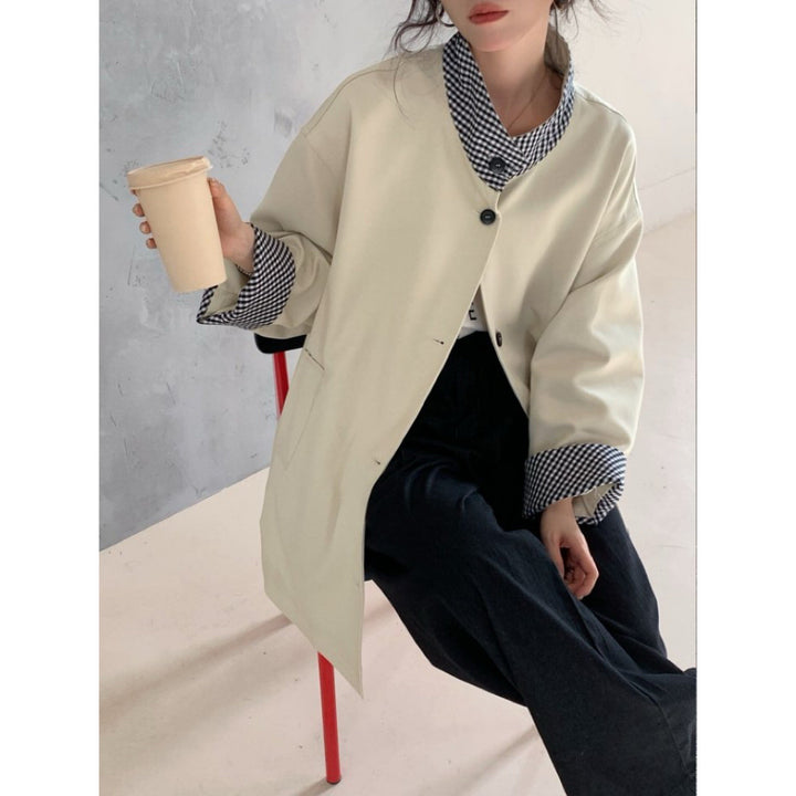 Women's short coat with contrasting gingham lining and round neckline Mune Fashion