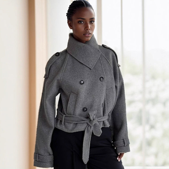 Women short-cut wool jacket with belt, double-breasted closure and high stand-up collar Mune Fashion
