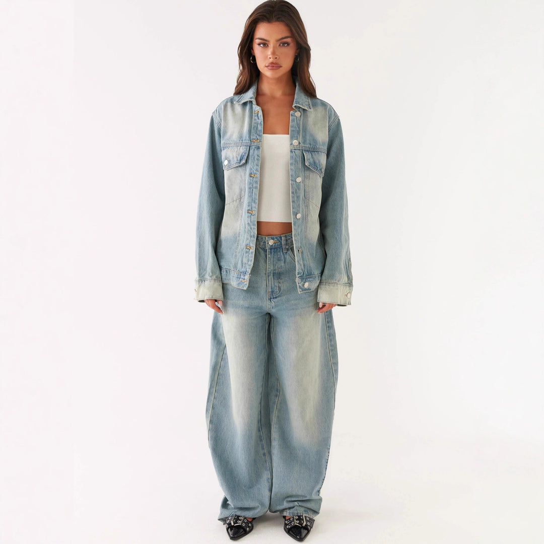 Women's oversized denim jacket with light vintage wash, patch chest pockets and extended cuffs Mune Fashion