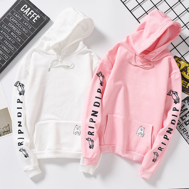 Women's hoodie with striking sleeve print, kangaroo pocket and relaxed fit Mune Fashion
