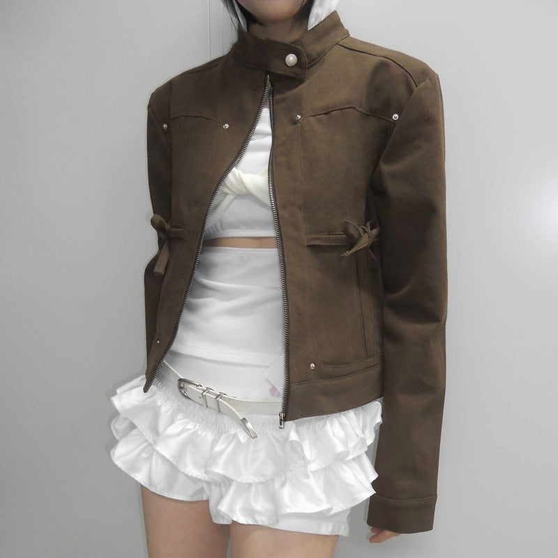 Women tailored short jacket with stand-up collar, epaulettes, waist belts and continuous zipper Mune Fashion