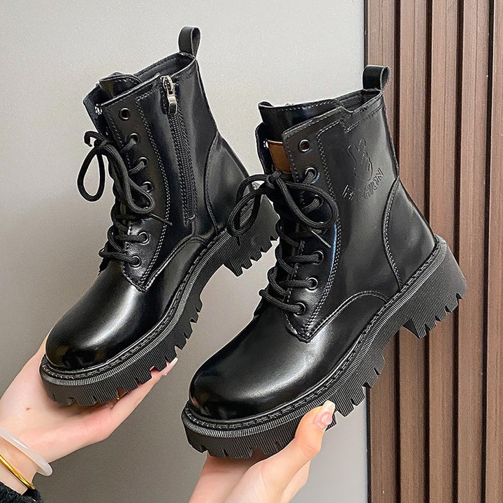 Women's ankle high combat boots in patent leather look with sturdy tread sole and side zipper Mune Fashion