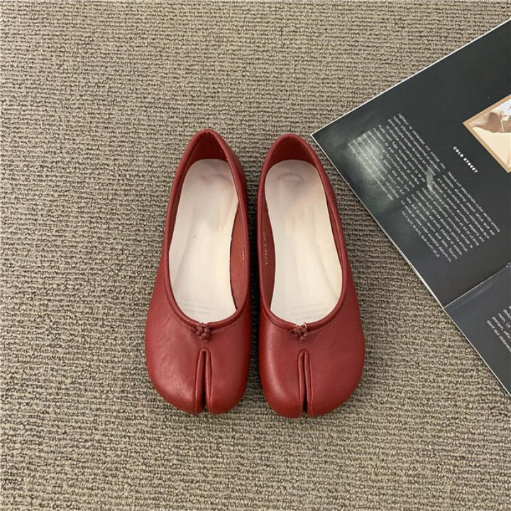 Ladies' ballerinas with elegant slit details and comfortable insole Mune Fashion