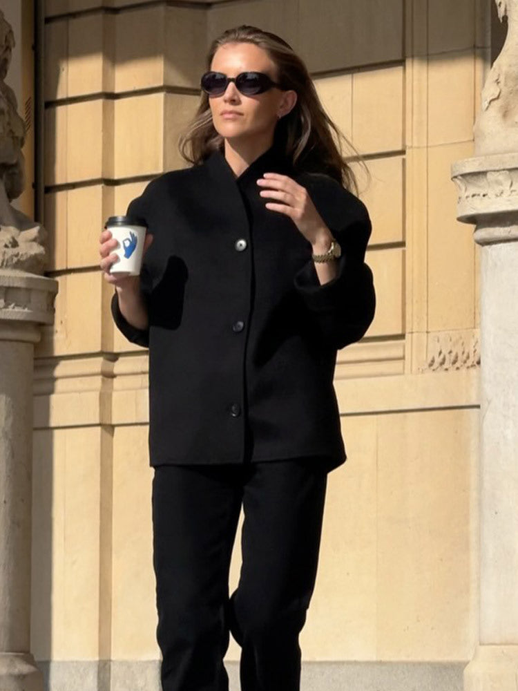 Women's short coat made of wool blend with boxy silhouette and distinctive button placket Mune Fashion