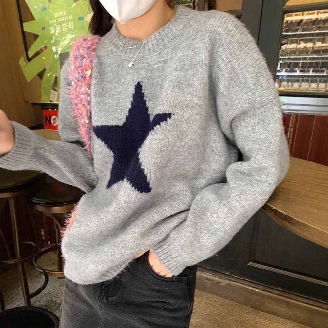 Women's oversized knit sweater with striking star motif, round neckline and ribbed cuffs Mune Fashion