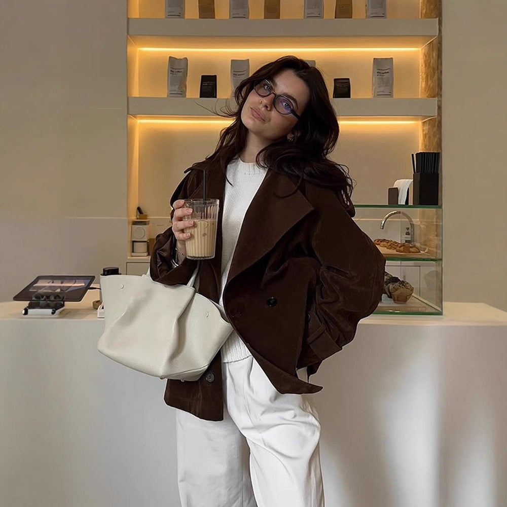 Women's short trench coat in suede look with wide lapels and boxy silhouette Mune Fashion