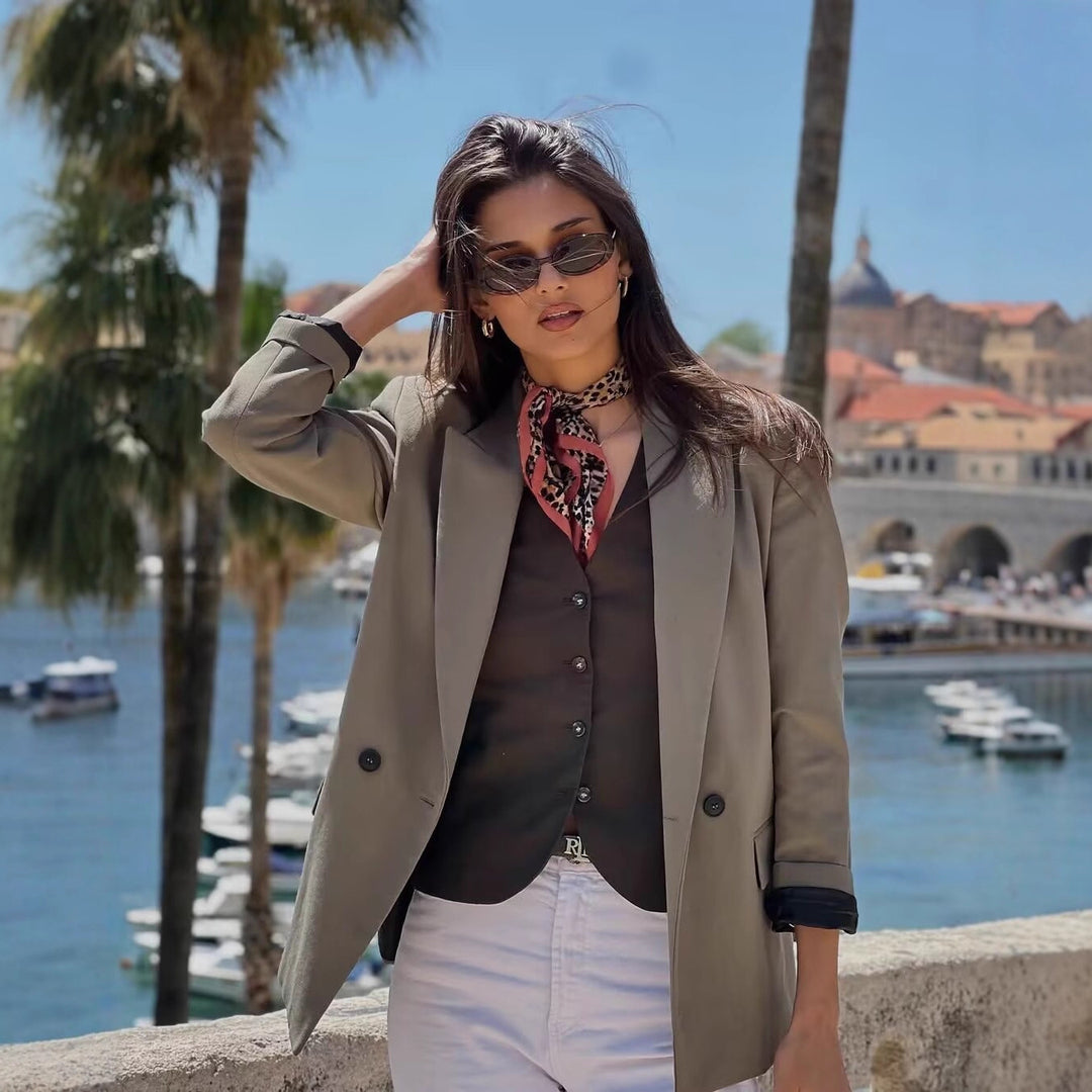 Women's tailored double-breasted blazer with pointed lapels, flap pockets, and light lining Mune Fashion