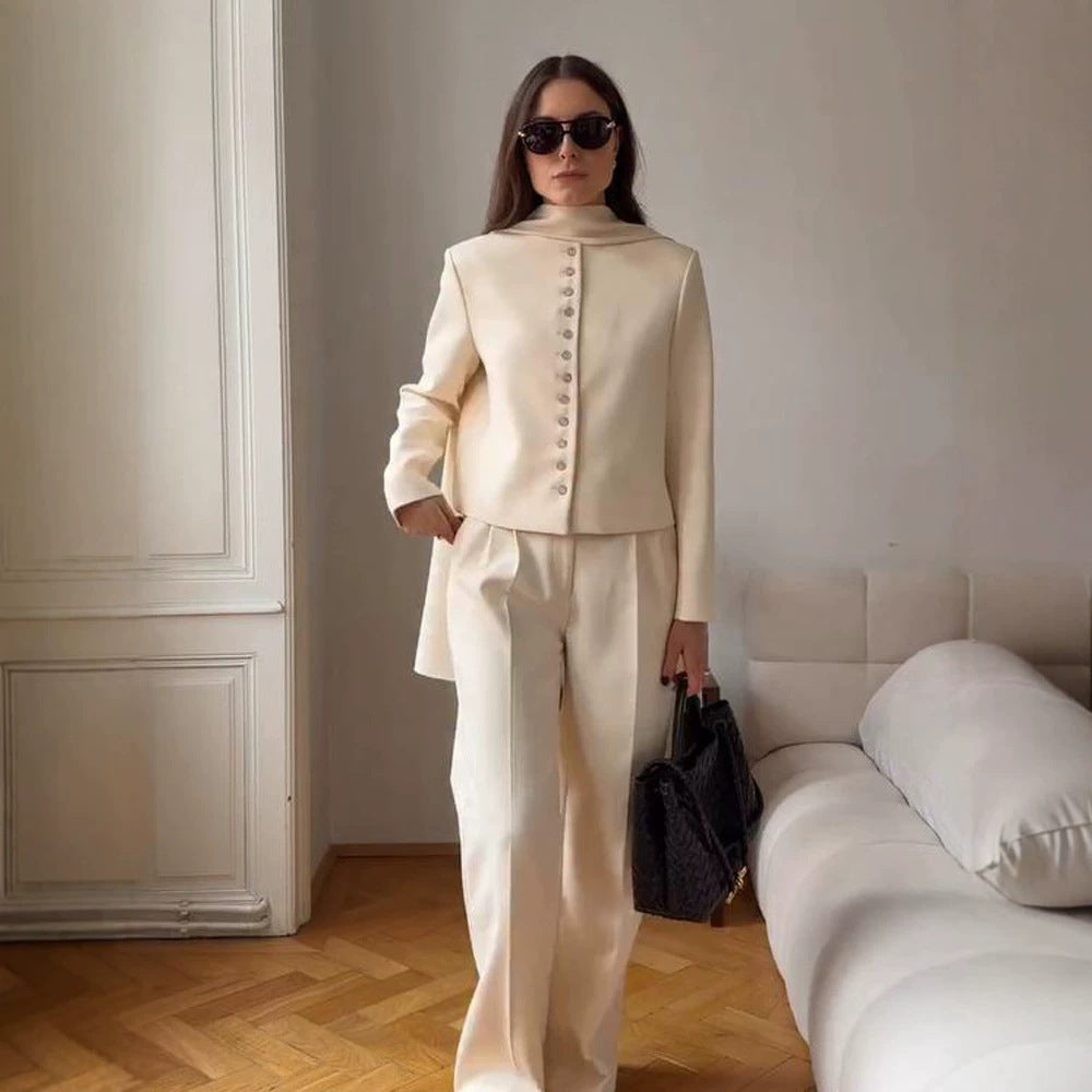 Women Elegant fitted short blazer with standing collar and decorative button placket Mune Fashion
