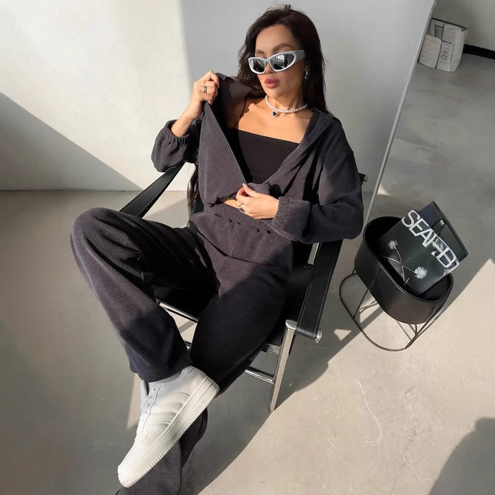 Women's short hoodie loungewear set with full zip, elastic comfort waistband and ribbed texture Mune Fashion