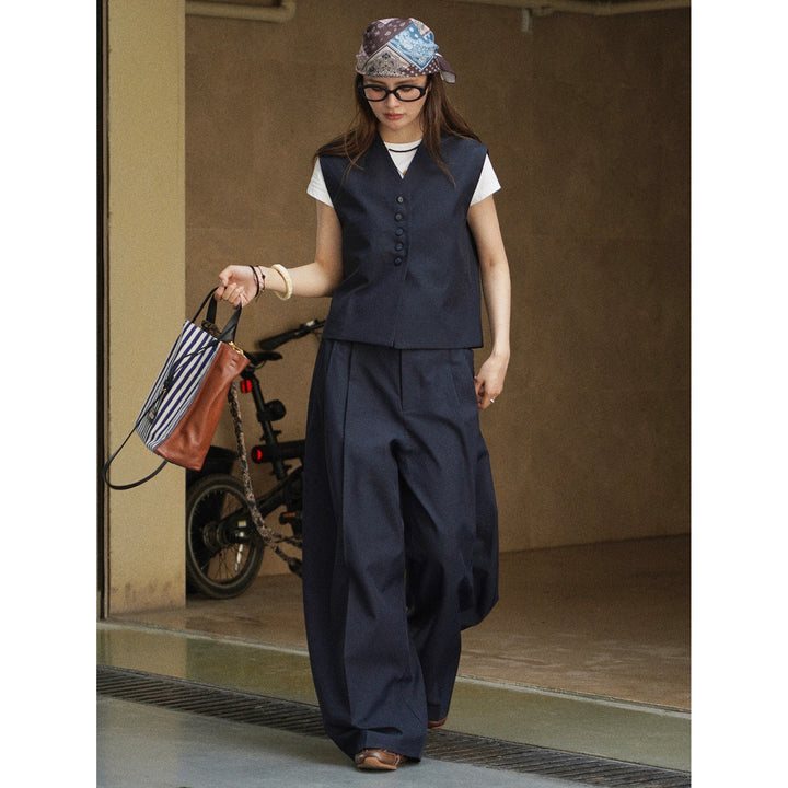 Women's Sleeveless Tailoring Vest with Deep V-Neck and Continuous Button Placket Mune Fashion