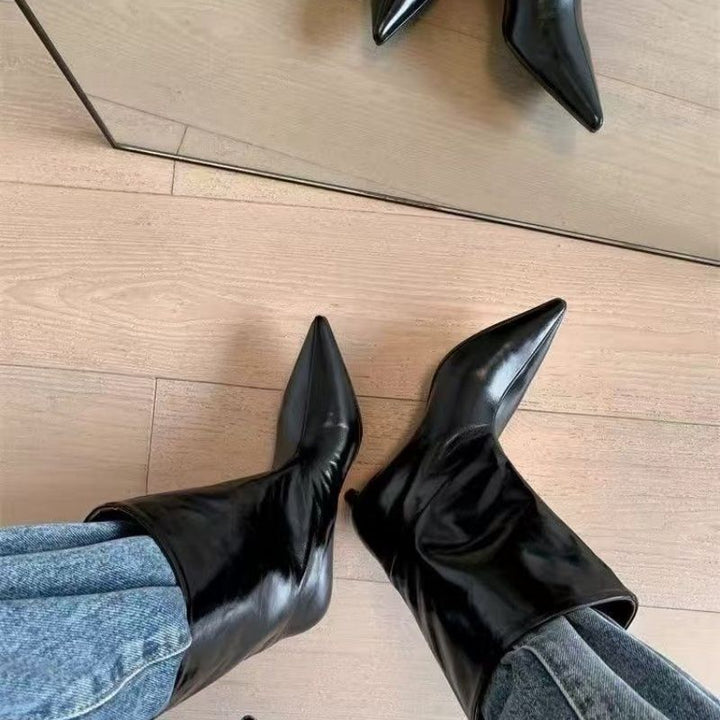 Ladies knee-high patent leather boots with pointed toe shape and slim kitten heel Mune Fashion