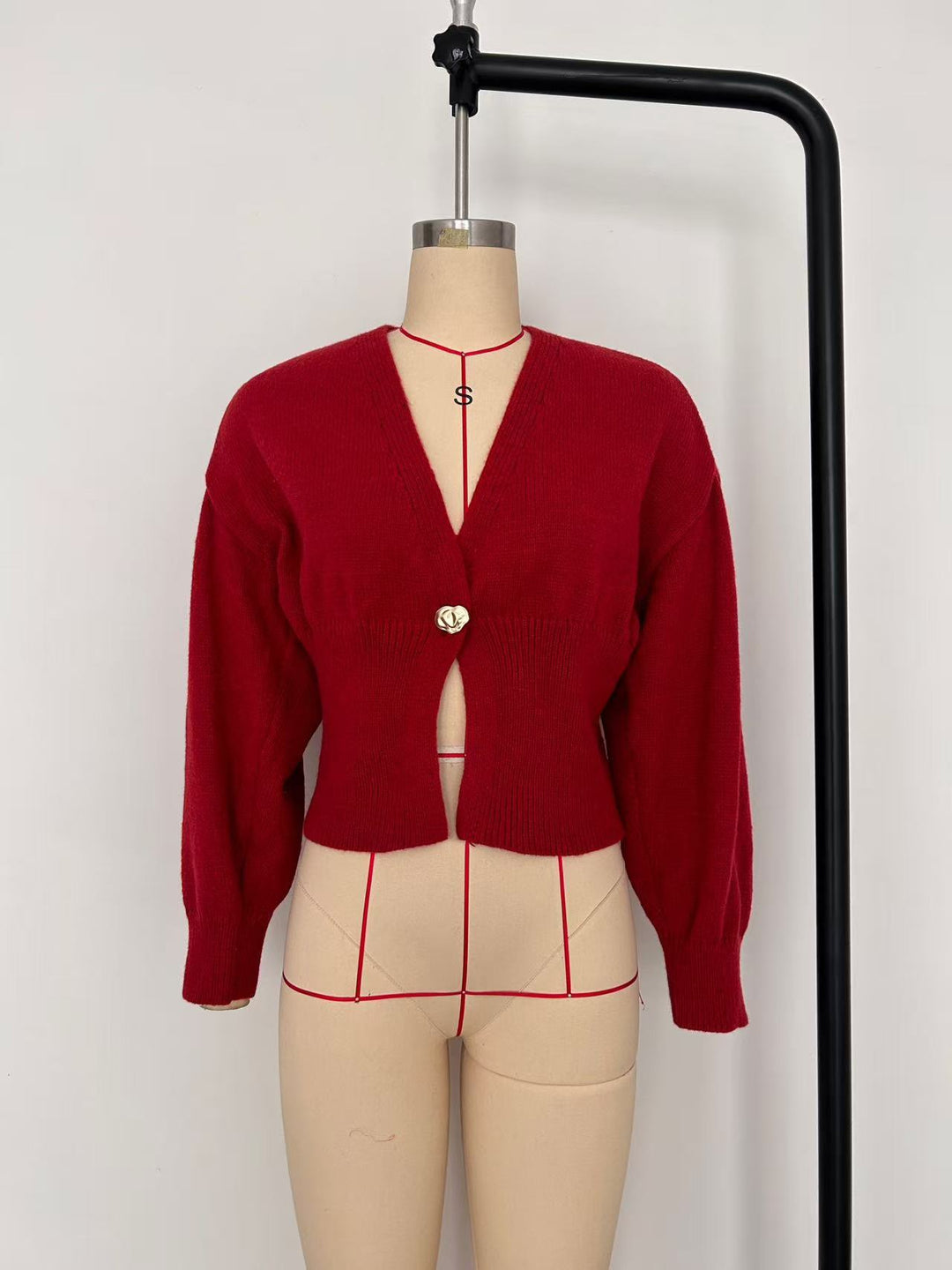 Women 500+ Cropped Cardigan with Waist Gathering, Deep V-Neck and Large Decorative Button Mune Fashion