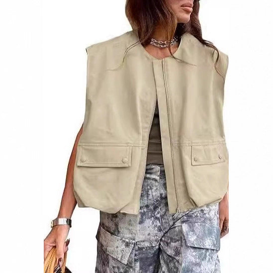 Women's sleeveless utilitarian vest with zipper and flap pockets Mune Fashion