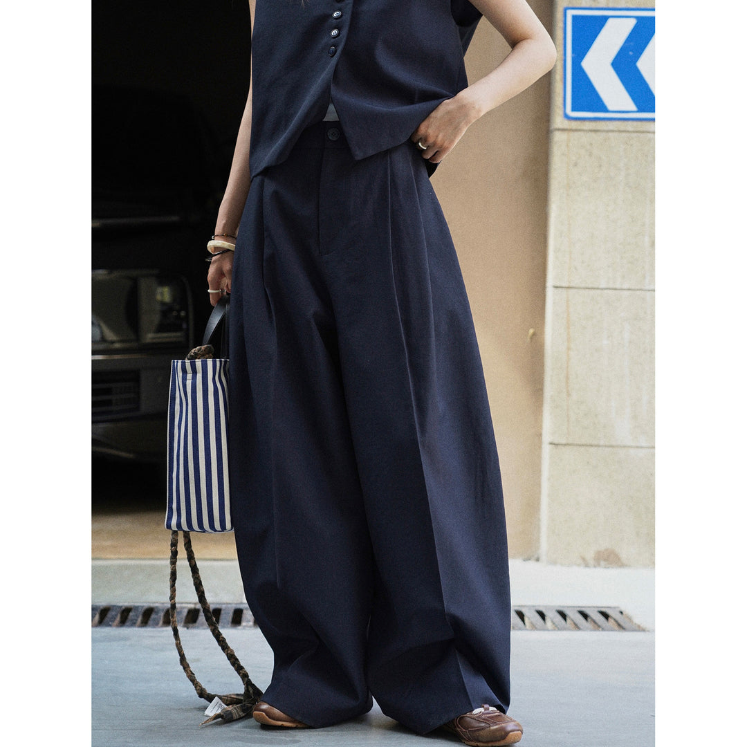 Women's Sleeveless Tailoring Vest with Deep V-Neck and Continuous Button Placket Mune Fashion