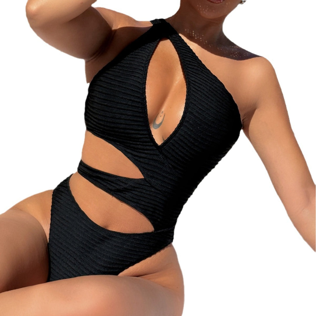 Women One-sided Cut-Out Swimsuit with High Cut Leg Mune Fashion