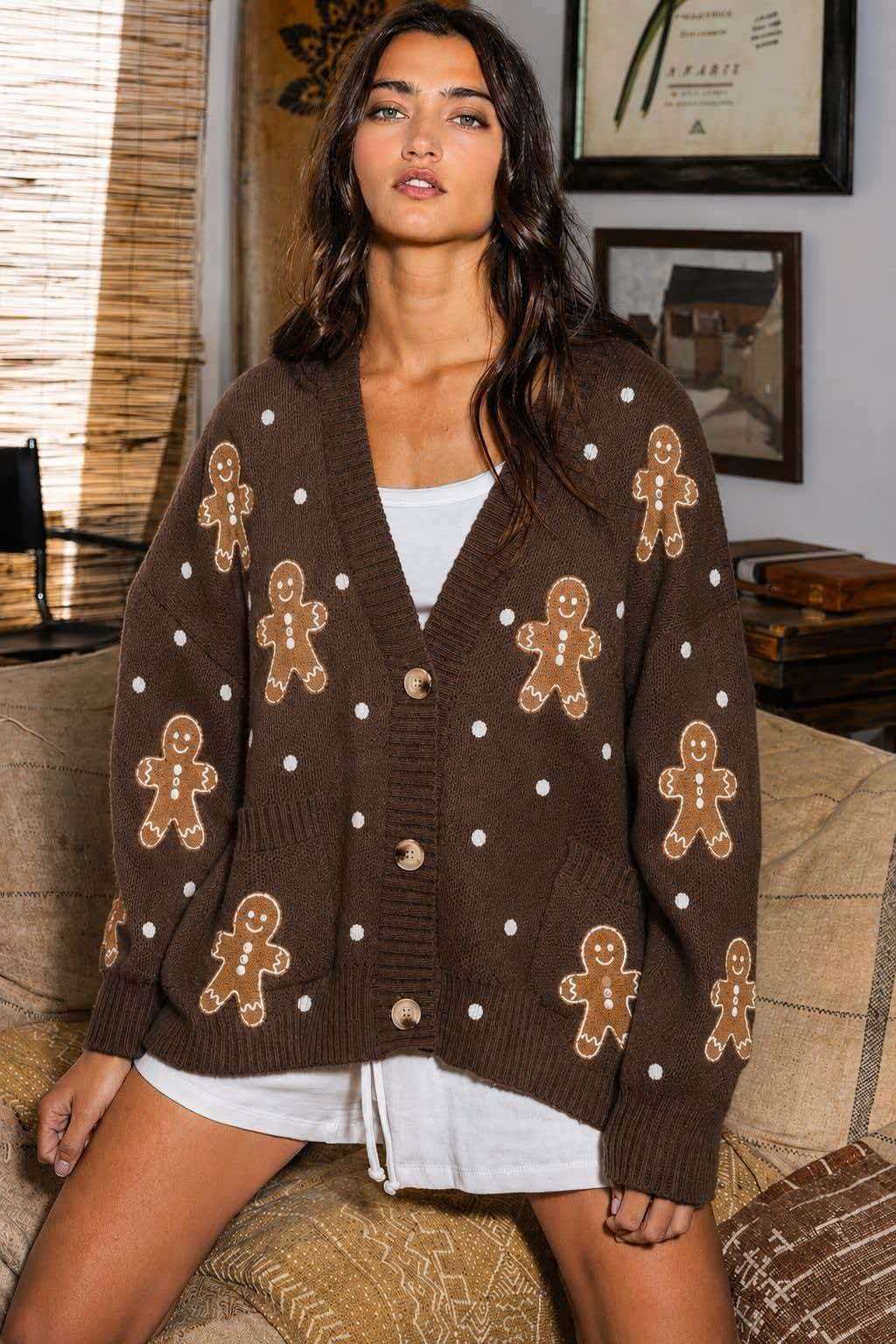 Women nan oversized knitted cardigan with gingerbread embroidery and deep V-neck Mune Fashion