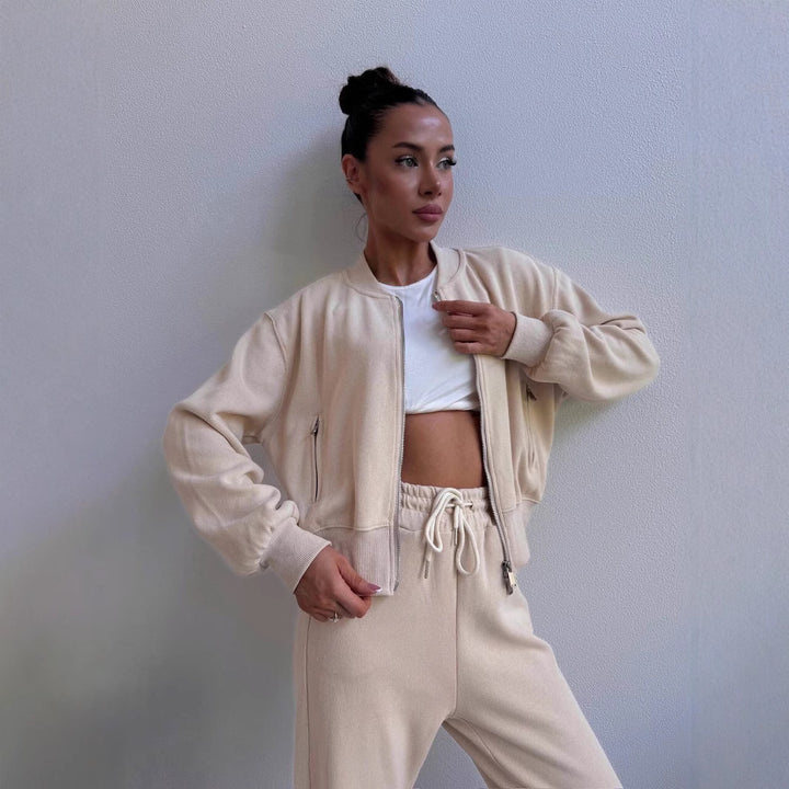 Women’s loungewear set with short zip jacket and high-waisted jogging pants with side split Mune Fashion