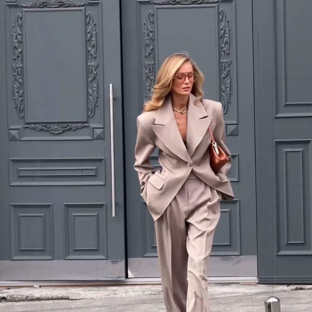 Ladies oversized blazer suit with sculptural shoulder, tailored single-button jacket and wide pleated trousers Mune Fashion
