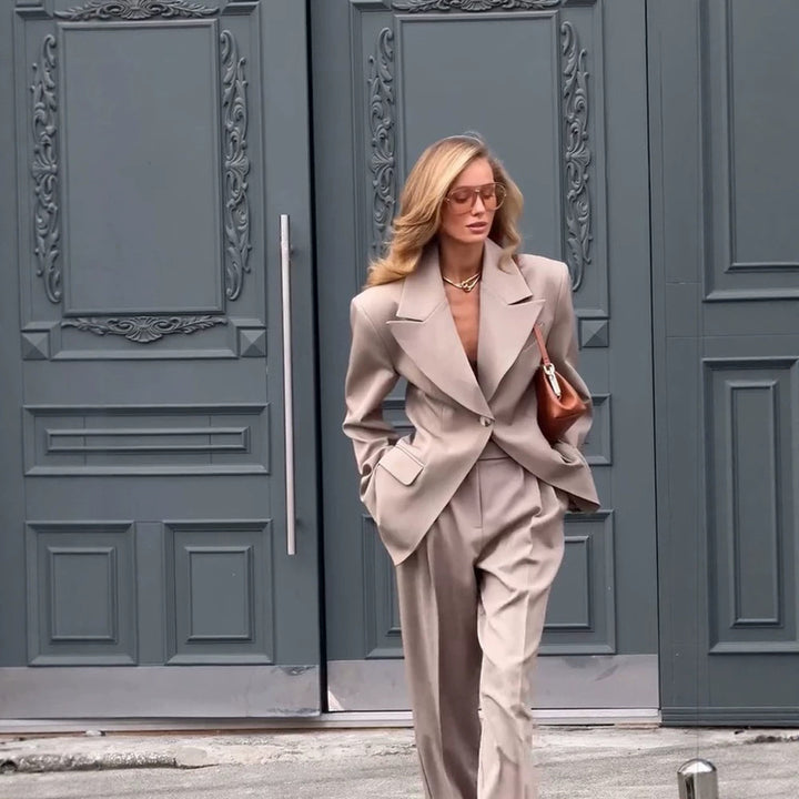 Ladies oversized blazer suit with sculptural shoulder, tailored single-button jacket and wide pleated trousers Mune Fashion