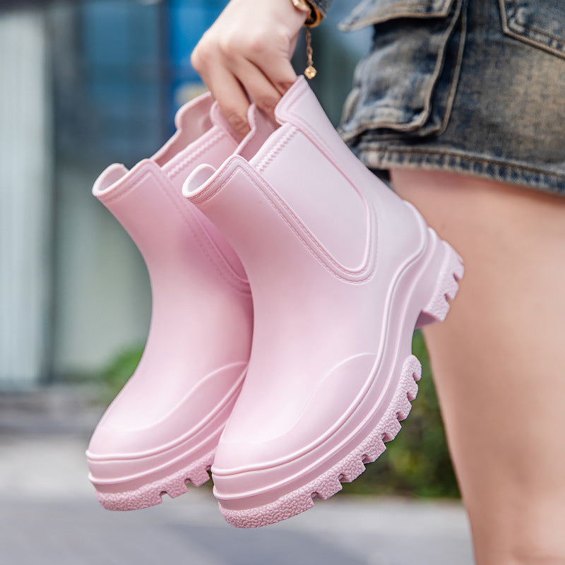 Women's Short Rubber Rain Ankle Boots with Padded Ring Cuff and Profiled Platform Sole Mune Fashion