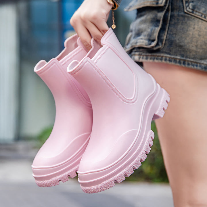 Women's Short Rubber Rain Ankle Boots with Padded Ring Cuff and Profiled Platform Sole Mune Fashion