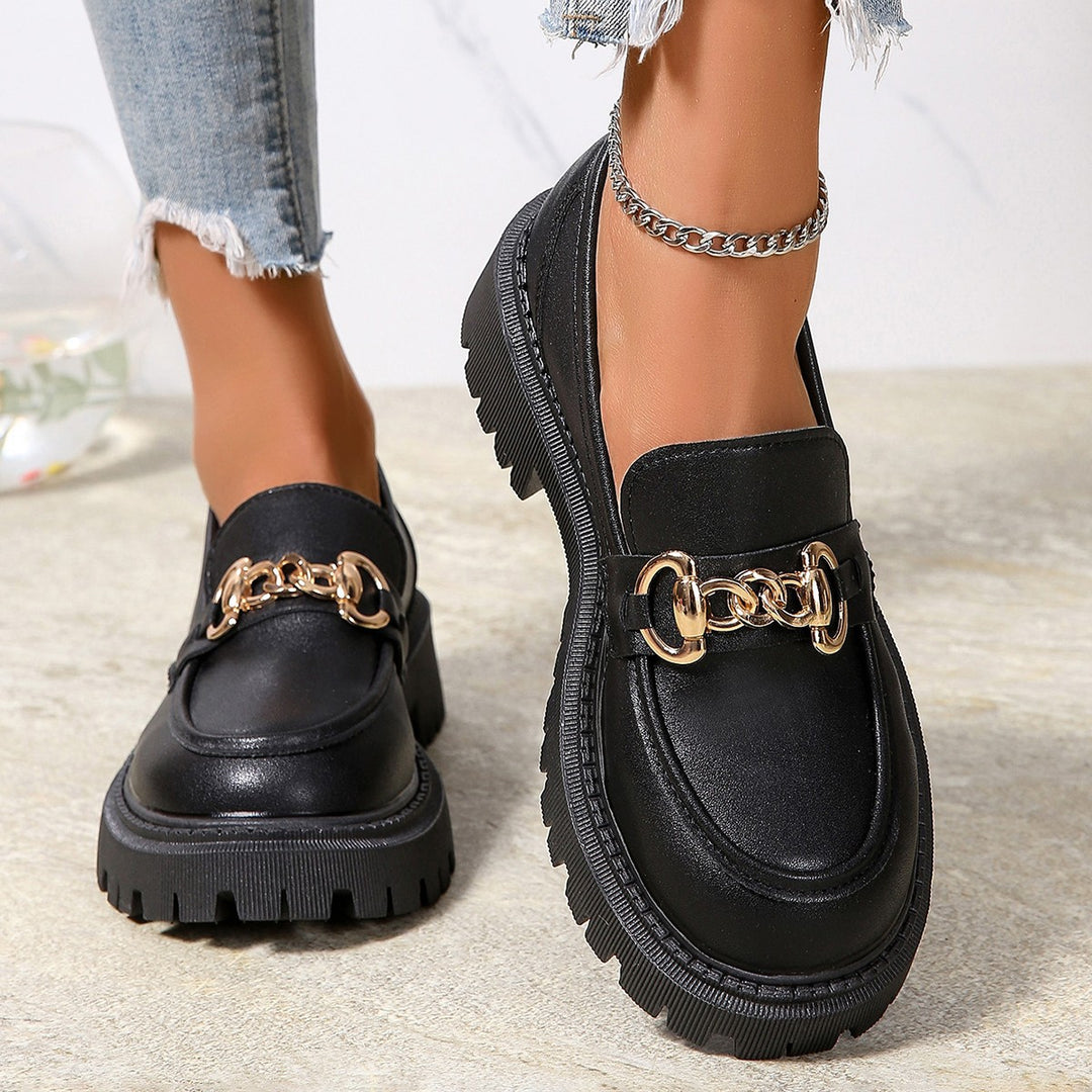 Women's robust loafer with profiled tractor sole and decorative metal chain application Mune Fashion