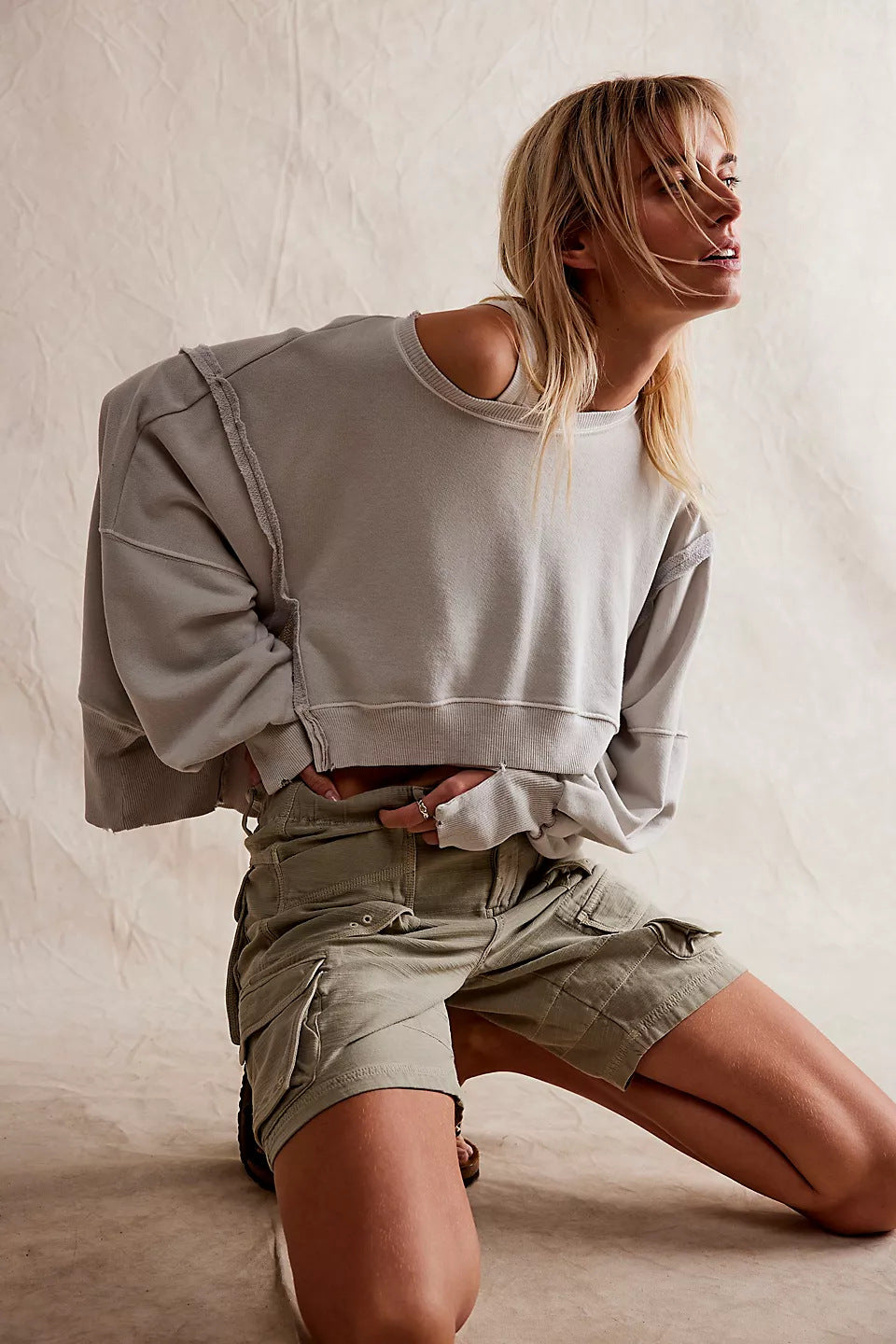 Women's cropped oversized sweatshirt with thumb hole, frayed hem, and wide raglan sleeves Mune Fashion