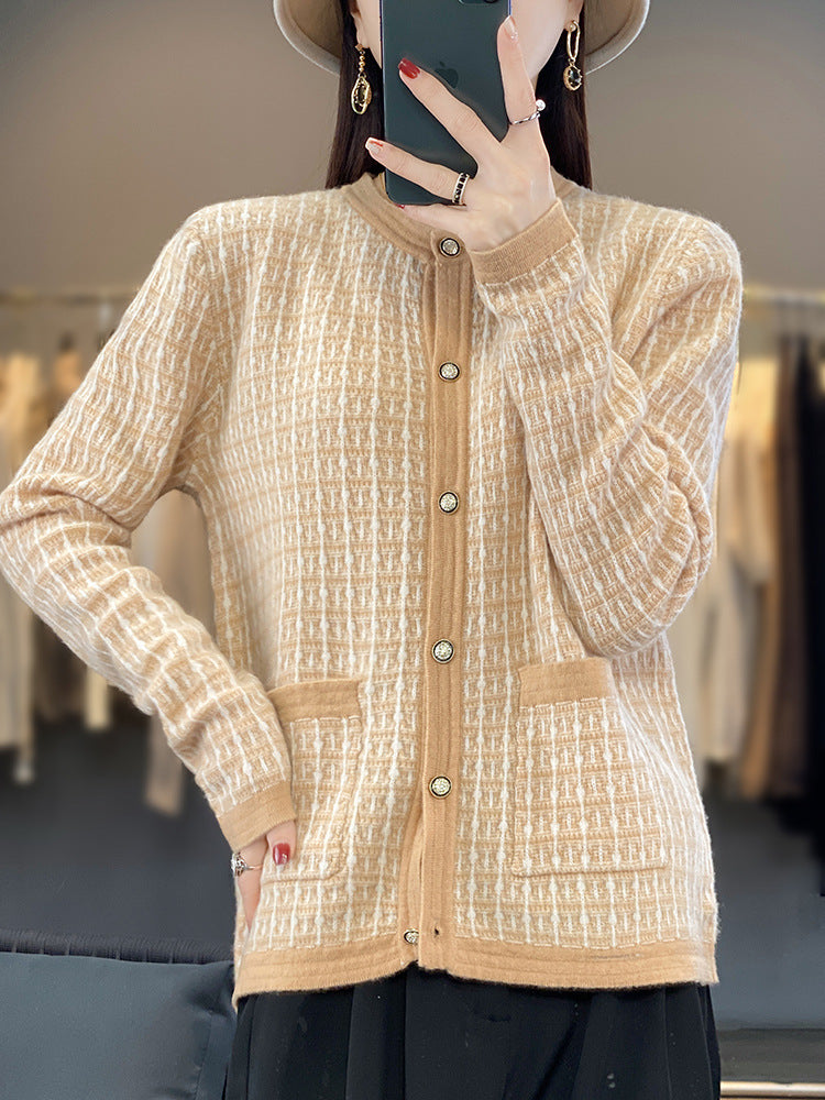 Women's knitted cardigan in bouclé-grid pattern with round neck, decorative button placket, and patch pockets Mune Fashion