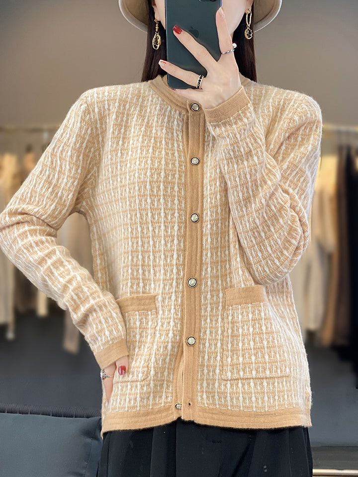 Women's knitted cardigan in bouclé-grid pattern with round neck, decorative button placket, and patch pockets Mune Fashion