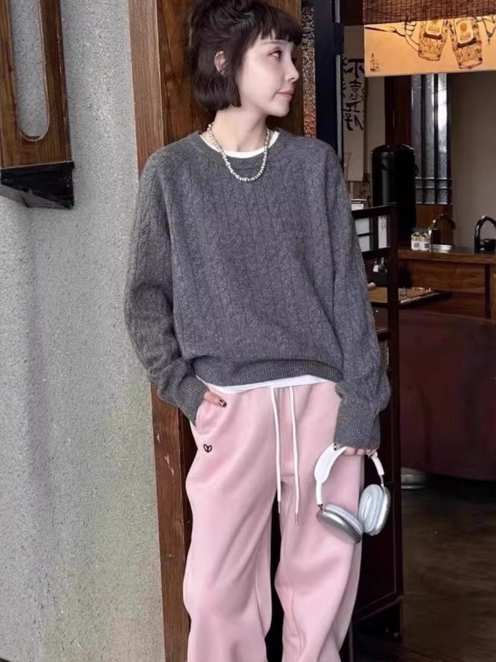 Women's cable knit pullover made of cotton blend with a casual oversized silhouette