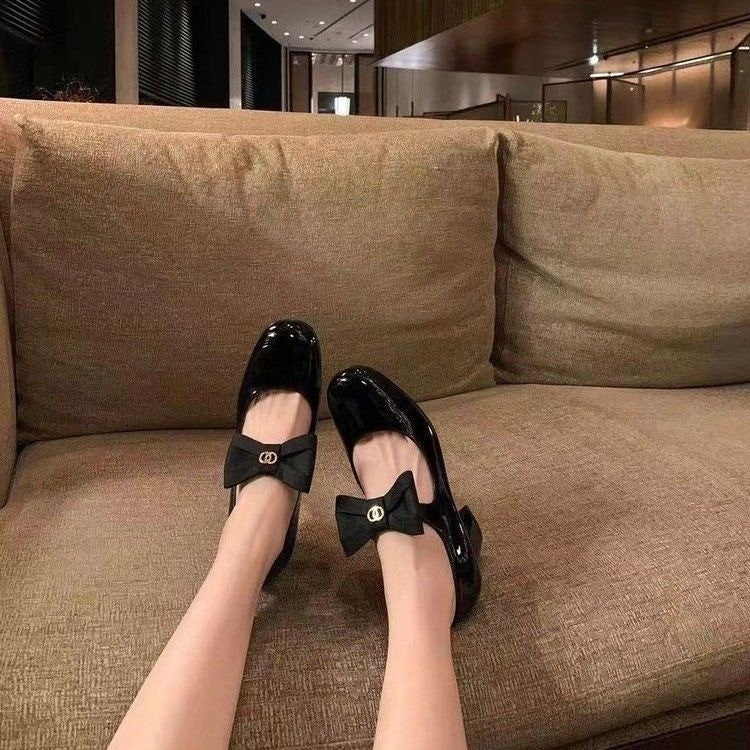 Women's patent ballerinas with decorative bow strap and padded comfort insole Mune Fashion