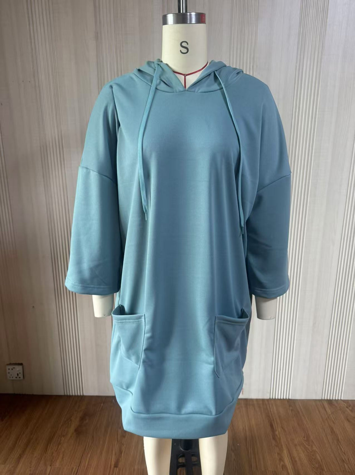 Women's Oversize Hoodie Dress with Kangaroo Pockets and Half-Length Sleeves Mune Fashion