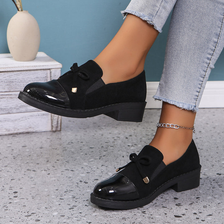 Ladies elegant slipper-loafer with patent cap, faux suede upper material, elastic entry and decorative bow application Mune Fashion