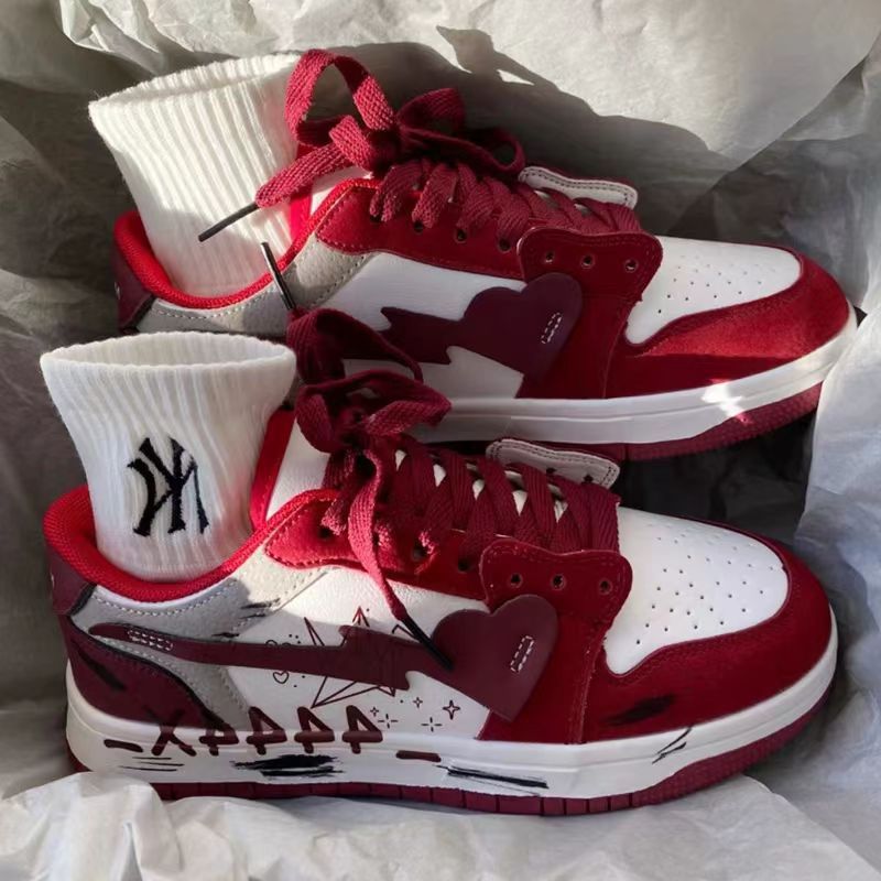 Women's sneakers with unique heart appliqué and fashionable detail Mune Fashion