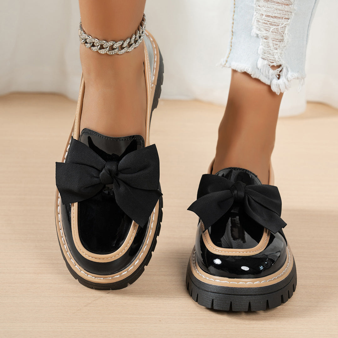 Women's patent loafers with a large fabric bow, contrasting frame seam and sturdy tractor sole Mune Fashion