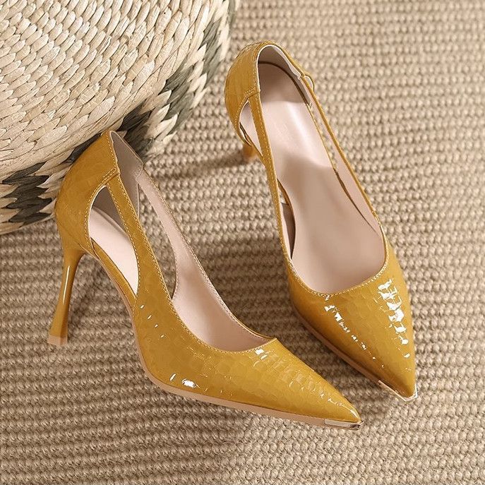 Women's side-cut patent pumps with crocodile embossing and metal cap Mune Fashion